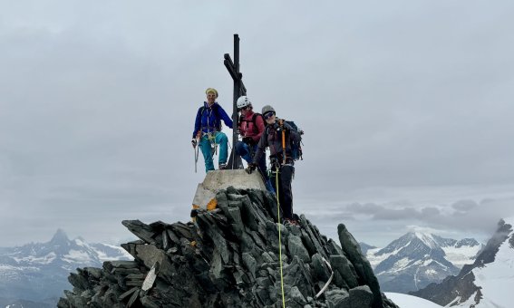 allalinhorn Gipfel, 3er gruppe bergsteiger, bei bewölktem Himmel