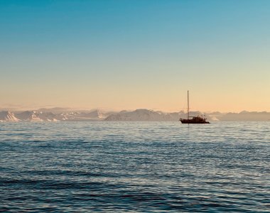 Sonne inter dem Horizont, Segelyacht Ocean B in Spitzbergen