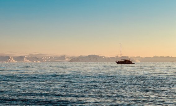Sonne inter dem Horizont, Segelyacht Ocean B in Spitzbergen