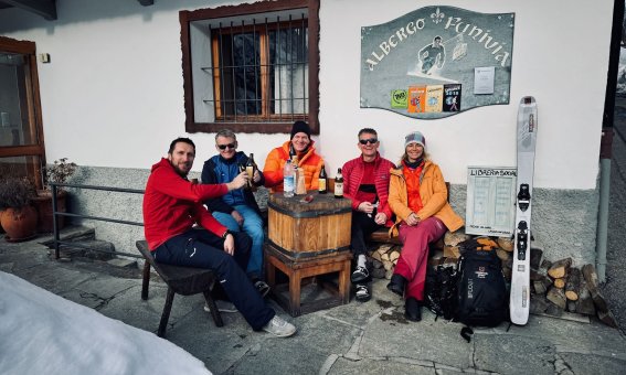 Skigruppe in courmayeur, freeride