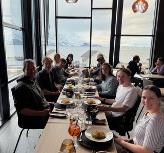 Gruppe beim Abendesen, Lyngen North Restaurant