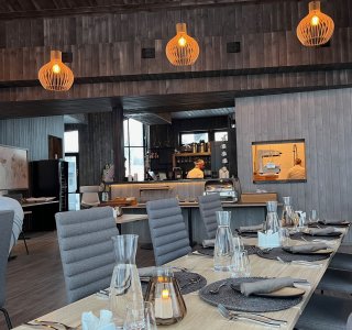 Lyngen North Restaurant, Blick zur Bar und Küche