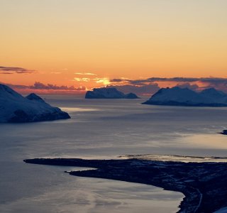 Lyngen 2020 Blick über den Lyngenfjord um Mitternacht