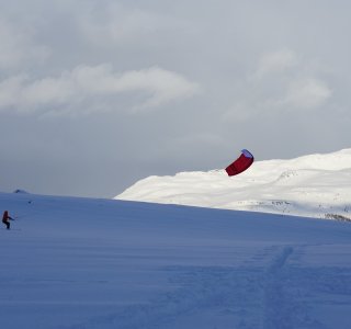 Lyngen 2020 Maia beim Snowkiten