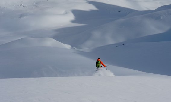 Georgien Skitour Svanetien  Abfahrt im Powder