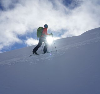 Georgien Skitour Svanetien Maia im Aufstieg mit Sonne