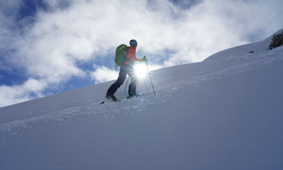 Georgien Skitour Svanetien Maia im Aufstieg mit Sonne