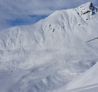 Georgien Skitour Svanetien  riesige Bergflanke mit Skitourengruppe