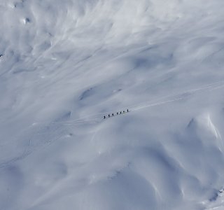 Georgien Skitour Svanetien  )Skitourengruppe im Aufstieg