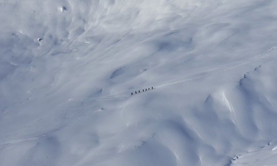 Georgien Skitour Svanetien  )Skitourengruppe im Aufstieg