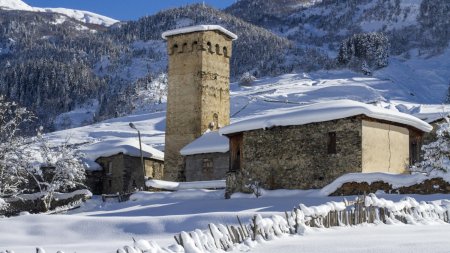 Georgien, Haus in Mestia, winter