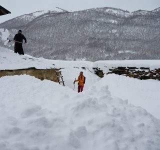 Mönch beim schneeschaufeln, Lamaria Kloster, Ushguli