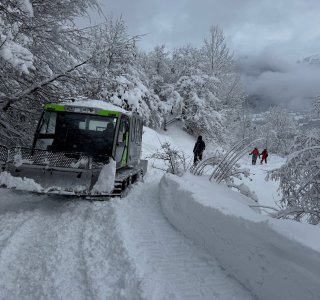 Schneekatze in Mestia, Skifahrer
