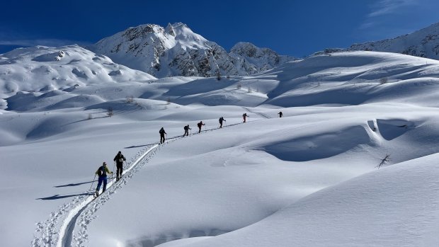 Skitourengruppe unterwegs, val bedretto, tessin, schweiz