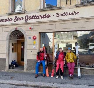 Skitourengruppe vor Hotel Tremola, Airolo, Tessin