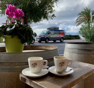 strandpromenade, finale ligure, espressotassen