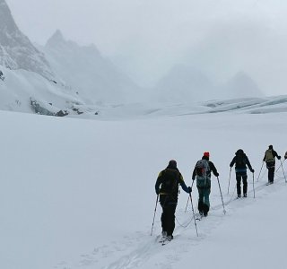 Grönland, Skitourengruppe am seil auf einem gletscher bei schlechter sicht