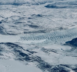 Flug über West-Grönland, Gletscher mündet in Fjord