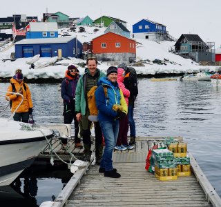 Grönland, Gruppe auf Bootssteeg in Maniitsoq