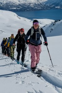 Seiland house, gruppe Aufstieg, fjord im hintergrund, vorne aufstiegsspur im tiefen schnee