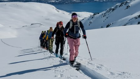 Seiland house, gruppe Aufstieg, fjord im hintergrund, vorne aufstiegsspur im tiefen schnee
