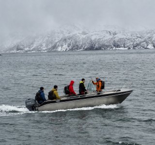 Skitouren Seiland, Finnmark, skitourengruppe im Boot
