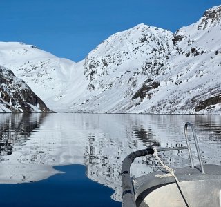 Boat transfer to Seilandstuva, spiegelglatter fjord