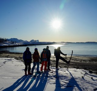 summit to sea, skigruppe am strand nach der abfahrt vom gipfel