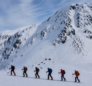 Skitouren Seiland, Finnmark, Skitourengruppe im Aufstieg