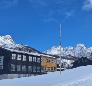 seiland house, frontansicht mit logo, schnee, blauer himmel