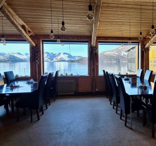 seiland house, restaurant von innen, blick auf fjord