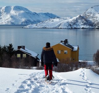 seiland house vor ford, schneeschuhgeher bewegt sich richtung haus