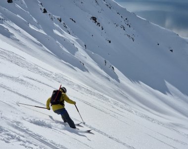 Svalbard 26 , abfahrt über eine steilflanke im st-jonsfjorden