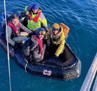 Svalbard 26 - Dingi bringt Gruppe zurück zur Ocean B