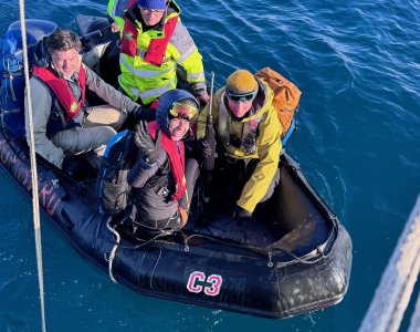 Svalbard 26 - Dingi bringt Gruppe zurück zur Ocean B