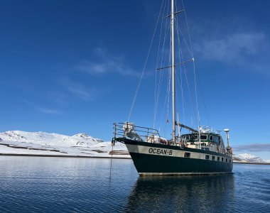 Svalbard 26 - S/ Ocean B vor Anker