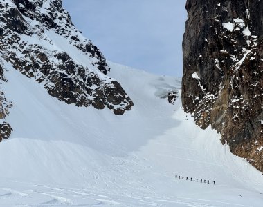Svalbard 26 - gruppe im aufstieg zum phippsfjellet