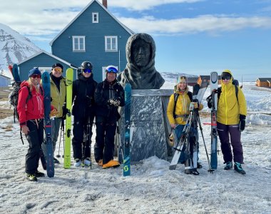 Svalbard 26 - Roald Amundsen Denkmal Ny-Ålesund