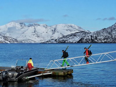 Skitouren Seiland, Finnmark, Skitourengeher auf Bootssteg