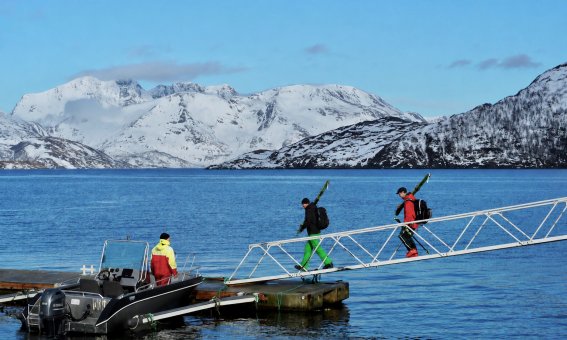 Skitouren Seiland, Finnmark, Skitourengeher auf Bootssteg