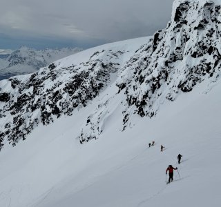 aufstieg in einem steilhang, skitouren am lyngenfjord