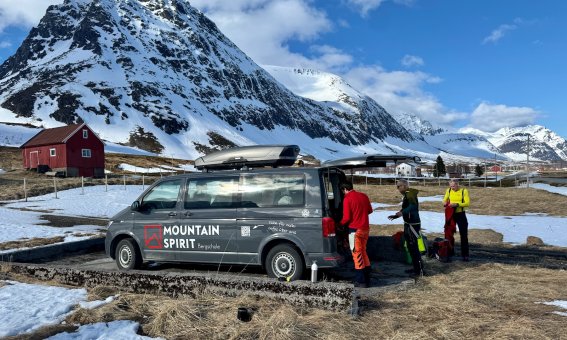 mountain spirit bus, insel arnøya