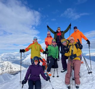 gruppe am gipfel des store kågtinden, insel kågen