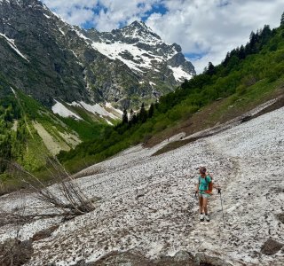 Dolra-Tal, schneefeld am Ushba Wasserfall, Dolra Peak, 3.832 m