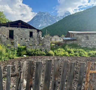 Dorfszene Mazeri, Ushba im Hintergrund