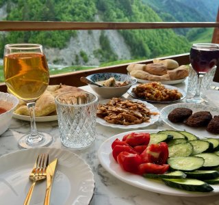 Abendessen in Adishi, River-Side Guesthouse