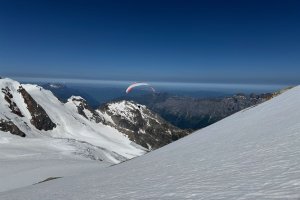 Gwächtenhorn und Gleitschirmflieger