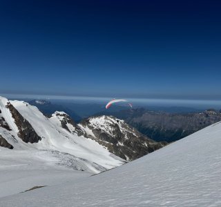 Gwächtenhorn und Gleitschirmflieger