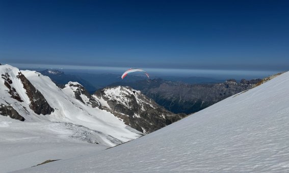 Gwächtenhorn und Gleitschirmflieger