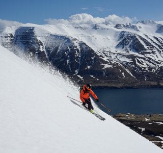 01 Abfahrt im Pulverschnee mit Fjordblick – der Wow-Moment